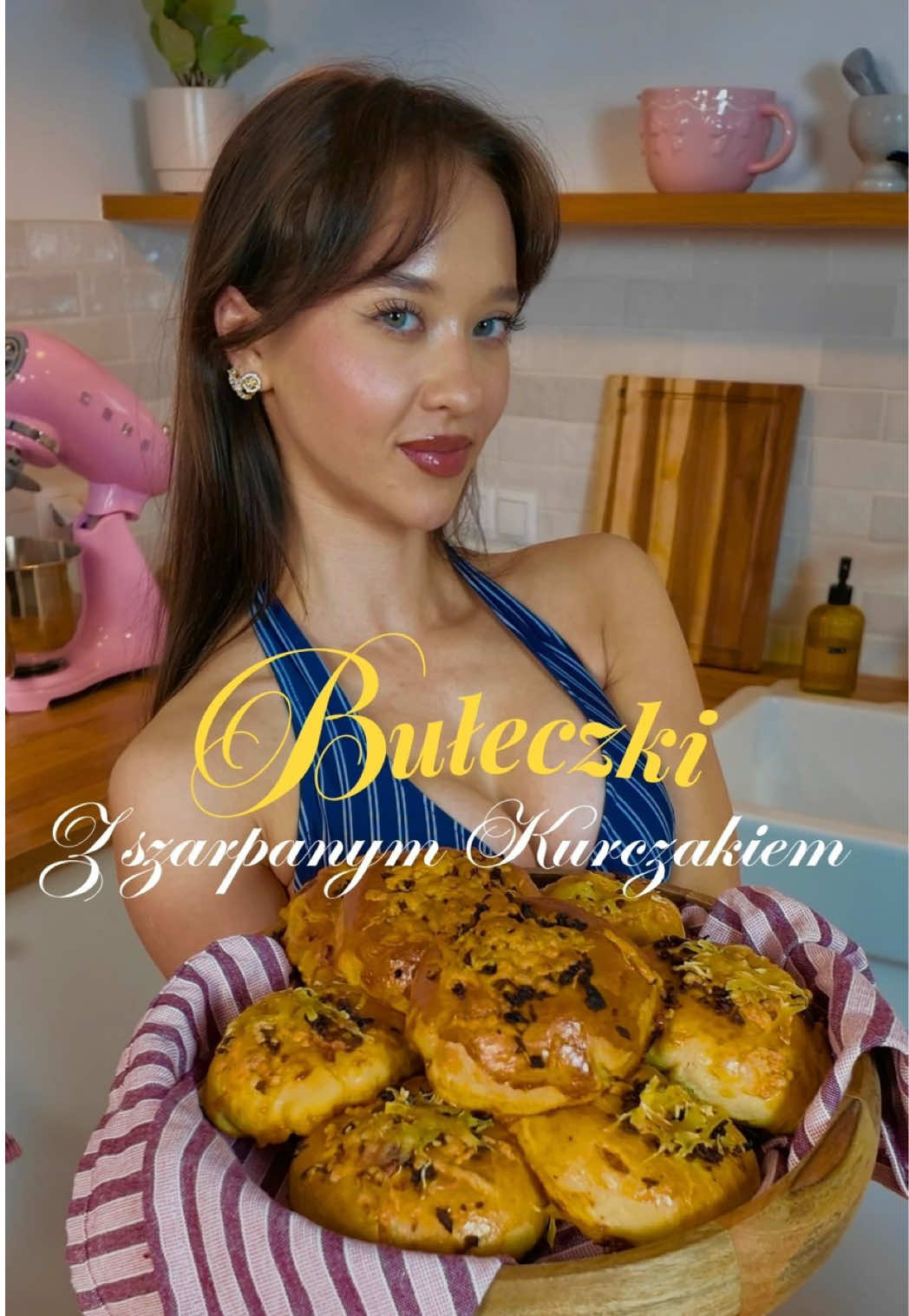 Mężowie pamiętajcie, żeby doceniać swoje żony! Szczególnie po takich bułeczkach 🍔 1 bułeczka: 411 kcal | 27 B | 12,6 T | 46,2 Ww Farsz:  750 g pierś z kurczaka 250 g mozzarella light 500 g sos słodko-kwaśny 1 puszka kukurydzy konserwowej  3 duże cebule  1 papryka czerwona 1 ząbek czosnku  5 ml oliwa z oliwek pieprz, sól, ulubione przyprawy do kurczaka  Bułeczki:  500 g mąka pszenna 50 g masło 14 g drożdże instant 1 jajko  250 ml mleko owsiane 3 g sól 5 g cukier na wierzch: 1 jajko do posmarowania  60 g cheddar tarty 45 g cebulka prażona  pieczemy przez 25 minut w 200 stopniach  Sos czosnkowy: 100 g skyr naturalny 150 g jogurt naturalny kremowy 50 g majonez light 5 g czosnek szczypiorek Smacznego! 😋  #bułeczki #przepis #kurczakszarpany #sarkamoritz #gotowanie 