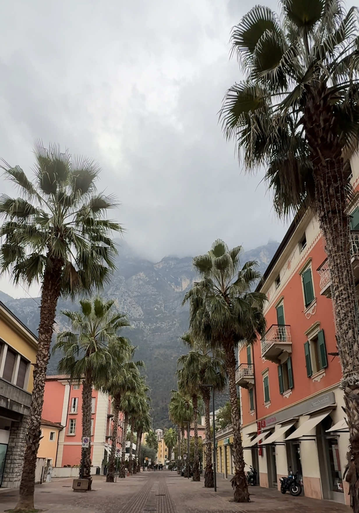 قولو ان الشوق ده ف قلبي ناررر🥺 #fyp #rivadelgarda #explore #italy #foryou 