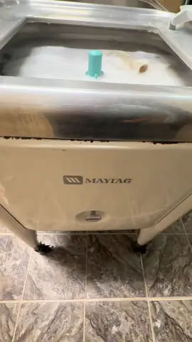 This is how your start and stop the agitator on an old 1953 Maytag Wringer Washer. #wringerwasher #maytag #oldschool #vintage #laundry 