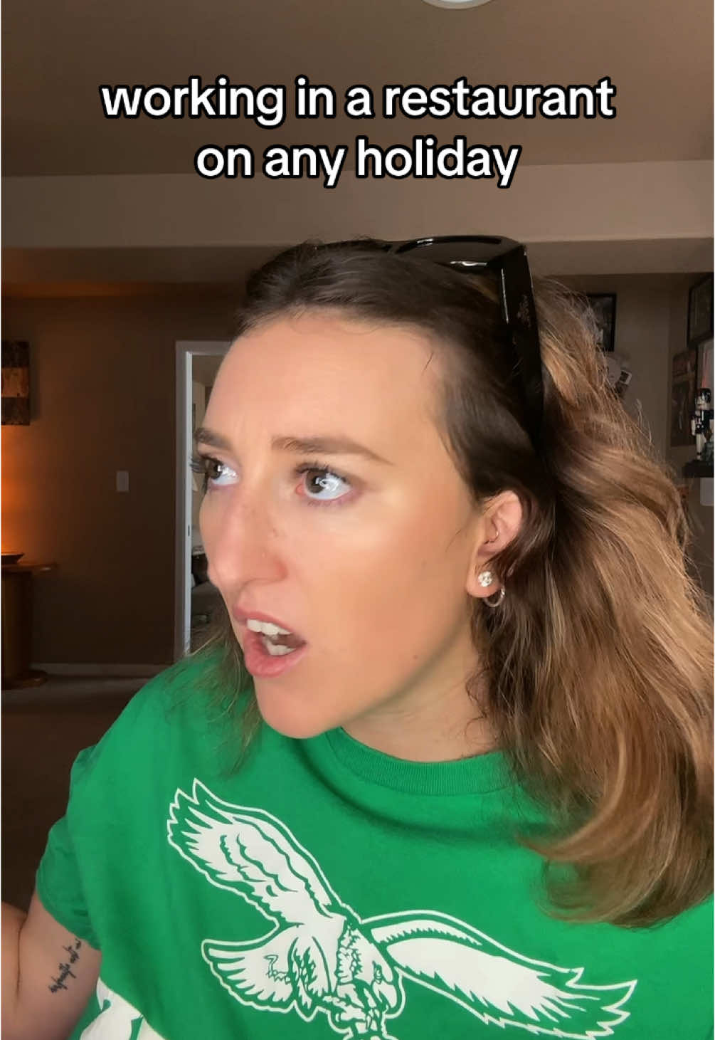 you will play a speaker in my restaurant over my dead body #hostessproblems #hostesstiktok #serverlife #restaurantstory #restauranttiktok #serviceindustry #customersbelike #customerserviceproblems #bistrohuddy 
