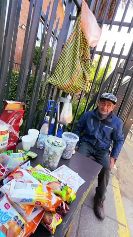 Hoy en un nuevo Jueves de Bondad conocimos a Don Luis Parraguez 💙 Tiene 83 años y cada mañana sale desde las 7:00 a vender sus galletitas, mentitas y pañuelitos en Pudahuel 🙌 Pero hay días en que vende muy poquito… y se hace difícil llevar un ingreso a su hogar. Así que quisimos sorprenderlo ❤️ Le compramos todo su puesto y lo repartimos con vecinos para alegrarles la mañana 💫 Y después, nos fuimos con Don Luis al súper para ayudarlo a llenar su despensa 🛒 Pequeños gestos, grandes cambios 💙 Si lo ven, apóyenlo 🙌 Y si conocen más casos, déjenlos en los comentarios 👇
