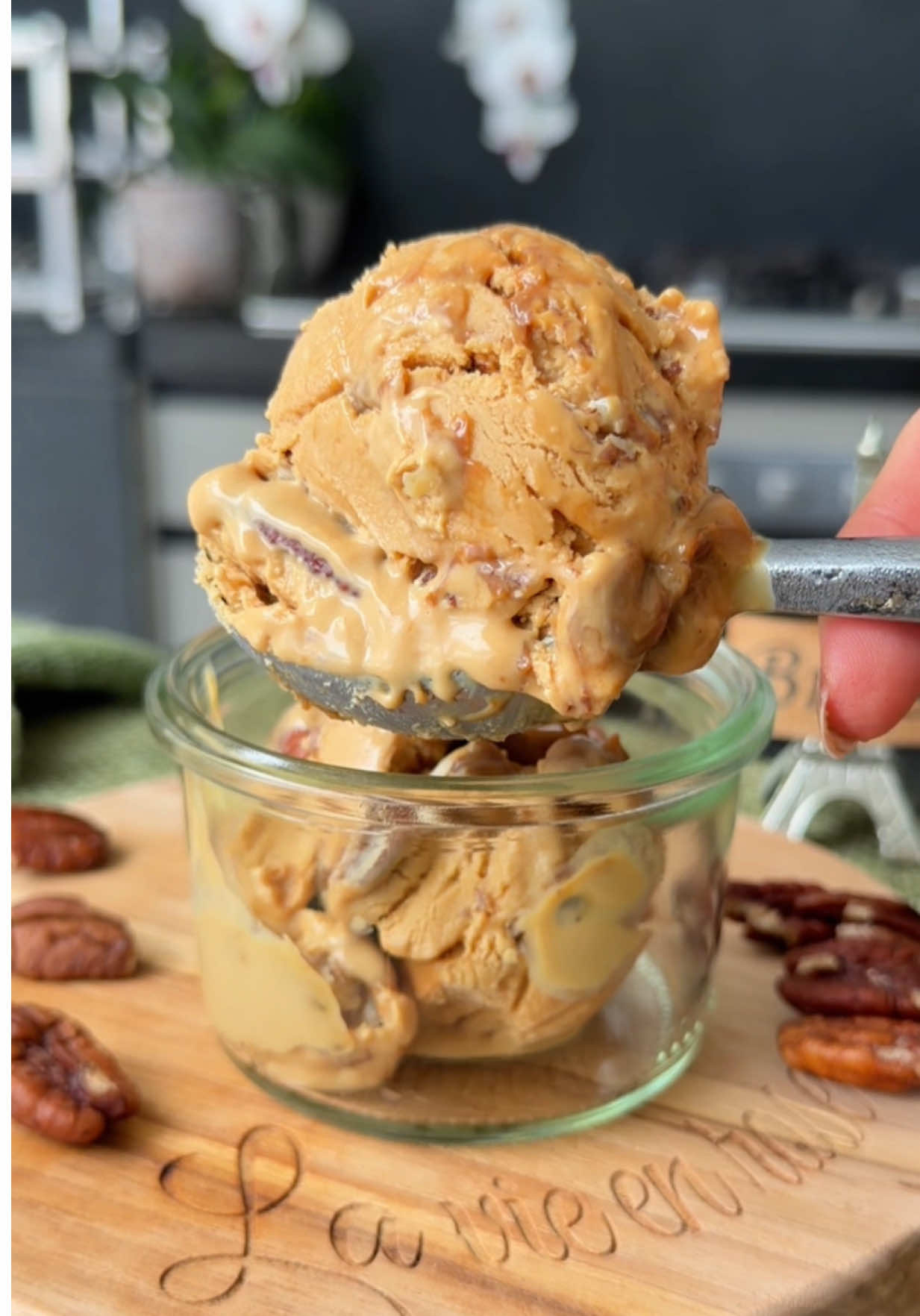 Sorvete SEM AÇÚCAR, perfeito, CREMOSO e DELICIOSO E o melhor, não precisa de batedeira e vai só 2 ingredientes! Qualquer um consegue fazer com as DICAS que dei no vídeo. Já MARCA o amigo que vai fazer pra você 350g de creme de leite fresco ( pra uma versão sem lactose uso creme de leite vegetal de amêndoas ) 300g de doce de leite ( uso o meu sem açúcar e sem lactose ) Nozes (opcional ) Fica SENSACIONAL! Já SIGA @ABRISSA pra receber mais receitas assim! Se quiser a RECEITA do meu doce de leite sem açúcar e sem lactose me conta aqui e clica no no vídeo #sorvete #sorvetefit #semacucar #docefit 