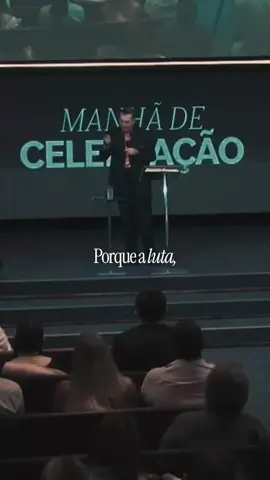 As lutas tentam nos dominar e nos cegar, a ponto de não enxergarmos Deus… mas Ele nunca saiu de lá, continua presente, mesmo quando não conseguimos vê-Lo. #palavra #pregação #proposito