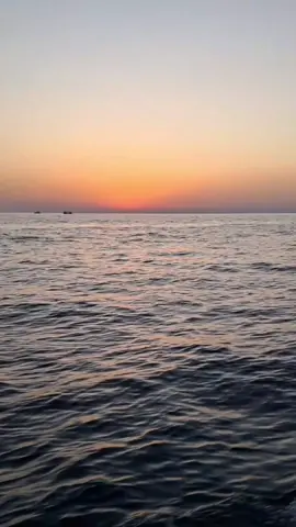 لو كل عاشق في الهوى يختار نصيبو ما كانش عاشق يا هوى فارق حبيبو ما تعاتبونيش يا أهل الملام ما تعاتبونيش ما تعاتبونيش يا أهل الملام وإدعو معايا لكل مجروح في الهوى يلقى طبيبو حبيته أيوه وغيره هوّ ما هويـــت وفي بعده عنّي بحس إني إنتهيت لكن نصيبنا نصيبنا كل واحد مننا يمشي لوحده في الطريق ويقول يا ريت مكتوب لقلبي بعد قلبو يعيش حزين وأقول يا روحي بعد روحي أعيش لِمين يا ريت بإيدنا بأيدنا تاني نجمع شملنا ويعود حبيبنا حبيبنا يحضن الأشواق  يا ريت🎶♥️👑 @Georges Wassouf   كلمات: فوزي ابراهيم  ألحان: امجد العطافي  تاريخ: 1999 . . . #WelcomeWassouf #لو_كل_عاشق_في_الهوى_أختار_نصيبوا #سلطان_الطرب #Sing_Oldies #page_old_songs 