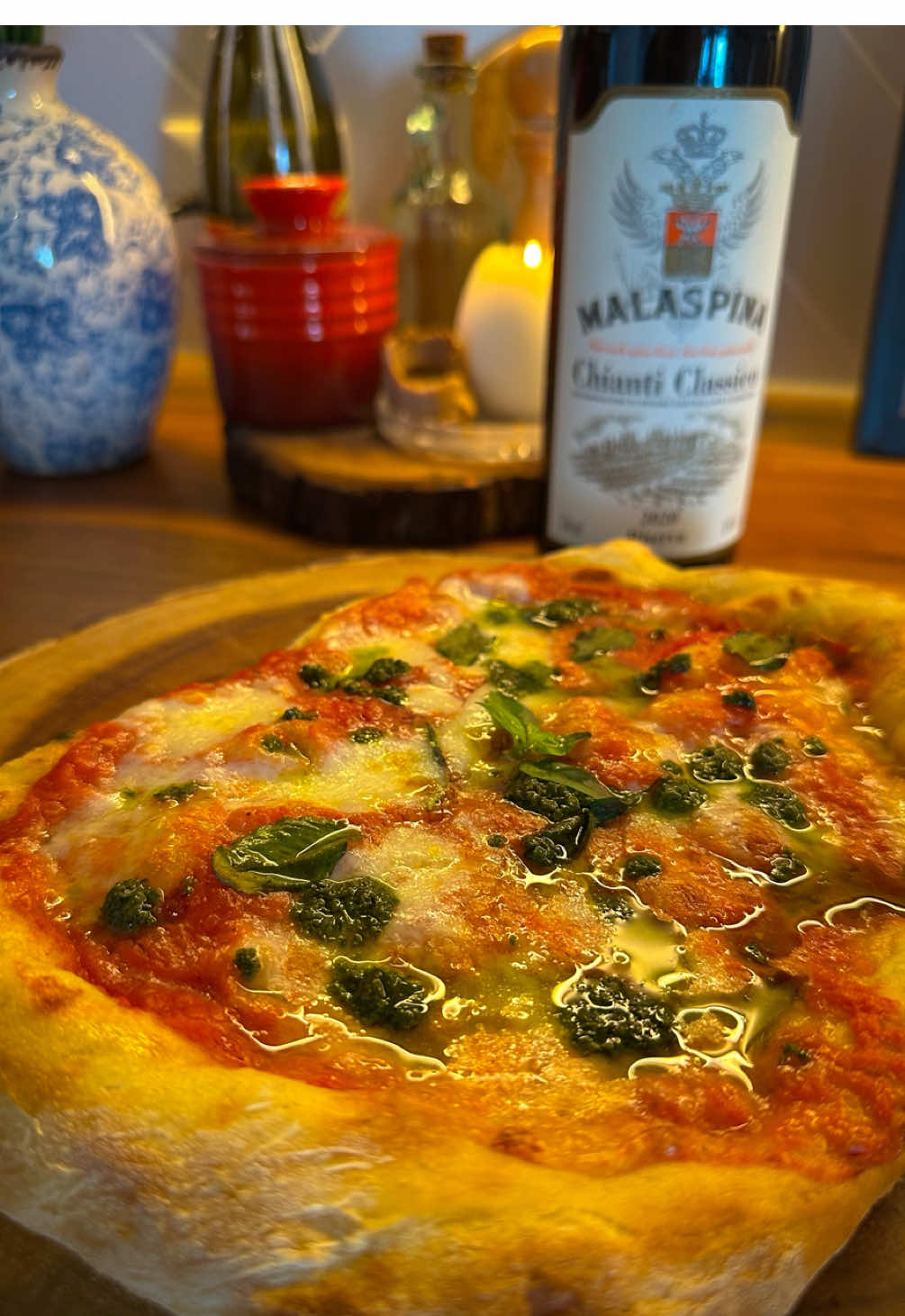 Como fazer pizza italiana em apenas 3 horas? 🍕🇮🇹 Hoje eu trouxe uma receita de pizza super fácil de fazer e que fica com carinha de pizza italiana de verdade: massa leve, borda aerada e assada em alta temperatura. Receita da massa (rende 3 pizzas): 500g de farinha italiana tipo 00 360 ml de água 2g de fermento biológico seco 12g de sal 1 fio de azeite 1 fio de mel (para ajudar a ativar o fermento) Misture os ingredientes com a mão e deixe descansar por 30 minutos, depois faça várias dobras e deixe descansar por mais 1h.  Após este tempo, separe a massa em 3 porções iguais e deixe fermentar por mais 1h30 em temperatura ambiente. Você também pode deixar fermentando na geladeira por até 2 dias, só lembre de tirar da geladeira pelo menos 1h30 antes de assar. Abra a massa, coloque o recheio e asse. Para harmonizar: Escolhi um Chianti Classico Riserva, feito com a uva Sangiovese. Esse vinho tem acidez alta, que combina perfeitamente com o molho de tomate da pizza Margherita. É uma das harmonizações mais clássicas da Itália. Gostou da receita? Quando fizer, me marca. E já compartilha com quem vai fazer essa pizza pra você. 🍷🍕 #PizzaItaliana #Margherita #Chianti #pizzacaseira 