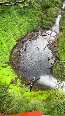 Había estado muy de moda hacer canyioning en el Río correntoso de Pucón, pero no había visto a nadie haciéndolo en el Salto el Claro y fue una locuraaaaa!! #recorriendochile 
