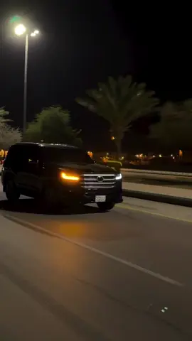 Dark nignt with toy Sahara #saharazx #landcruiser #darknight #luxurynight #darkstreet 