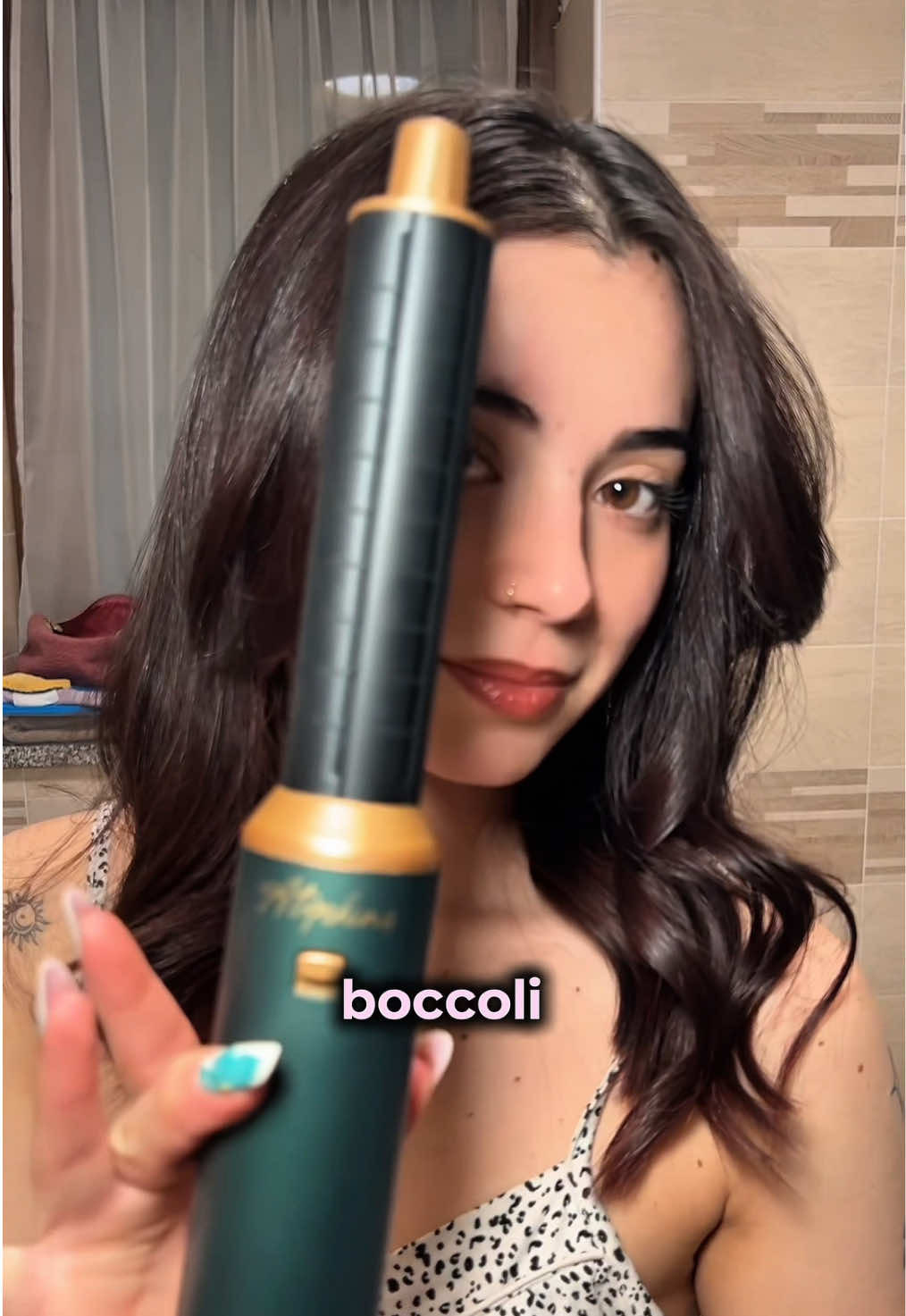 Piega perfetta in 5 minuti senza bruciare i tuoi capelli 😱😱 devi provarlo assolutamente! #piegaperfetta#boccoli#capellimossitutorial  @