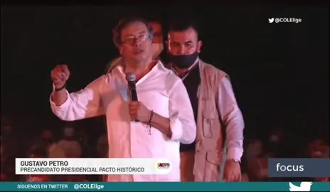 Gustavo Petro en campaña esto vendía en el 22 . La diferencia de Cepeda y Petro es que este último tiene discurso de sobra porque no es Gil, 0 hojas conecta con su público, representa bien a sus acorde, iba a debates,  en cambio Iván Cepeda puro discurso de papel. También lo que dice del presidente Álvaro Uribe de que se desmarcaron algunos en el 2022 es por el proceso hasta el mismo Uribe dice que en ese tiempo le afectaron la reputación por eso se declaró tóxico. 