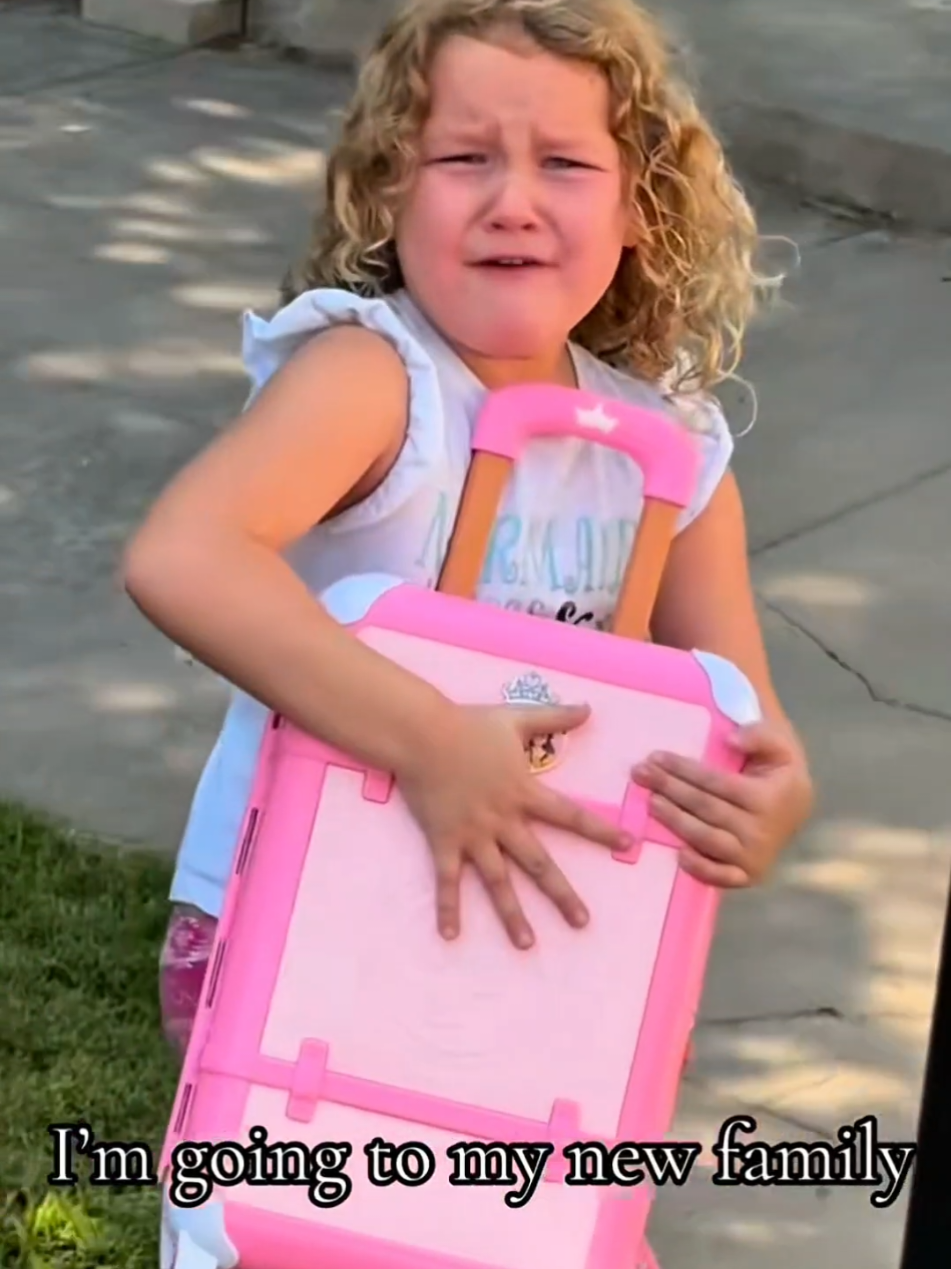“When kids feel ‘independent’ for absolutely no reason 🤣 #kidsoftiktok #toddlerbeingfunny #run #away #fyp 