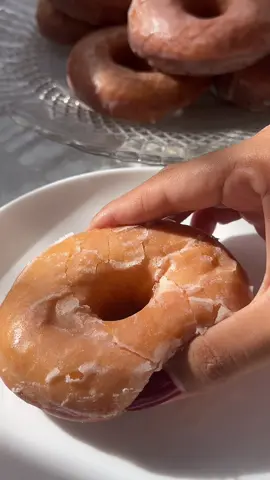 Donut glaceado Ingredientes Massa: • 1 xícara de leite • 10g de fermento biológico •5 colheres de sopa de açúcar • 600 g de farinha de trigo (sem fermento) • 2 OVOS •50 g de manteiga derretida Cobertura: • 2 xícaras de açúcar de confeiteiro • 1 colher de sopa de manteiga derretida • 1/4 de xícara de leite •1 colher de chá de essência de baunilha #receitas #donut #fyp #glazeddonut 