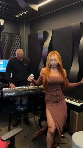 Eita que com essa, a lata de cerveja se abre sozinha hahahahah 🤣♥️👀 AGORA ESTOU INTERNACIONAL ameeeeeei  a produção 😱@jonatasnascimentooficial #vaiprofycaramba #cover #whitneyhouston 