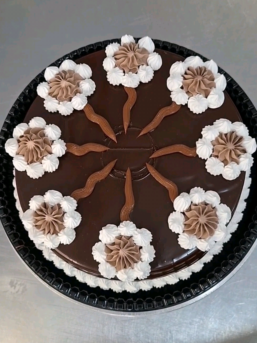 Descrição dos bicos usados: Chantilly de chocolate- PITANGA  1E. Chantilly Branco- PITANGA 199 chocolate brigadeiro-PITANGA 363 #bolodechocolate #cake #bolo #confeitaria #food 