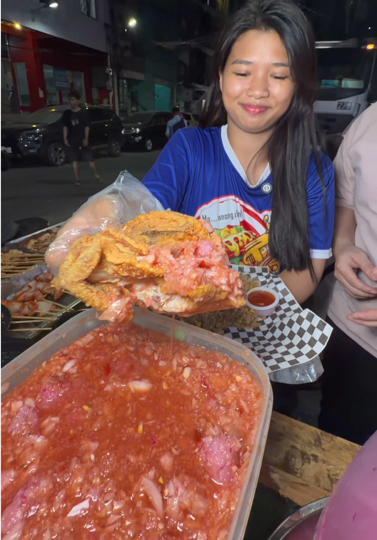 17years Old Neneng B may Bagong Tinda Isang One Whole na Buong Fried Chicken Unli Sibuyas pa #trending #fyp #viral #streetfood #ewicmukbang 