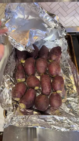 Baked vs. boiled Japanese sweet potatoes — same ingredient, totally different experience 🍠✨ Baking brings out their natural sweetness, caramelizing the sugars and giving you that rich, chestnut-like flavor with a soft, fluffy inside and slightly crisp skin. It’s deeper, more indulgent, and honestly tastes like dessert straight out of the oven. Boiling, on the other hand, keeps things light and simple. The texture is more moist and dense, with a cleaner, more subtle sweetness. It’s perfect if you want something comforting, nourishing, and not too heavy. Two ways, two vibes — one cozy and dessert-like, the other fresh and wholesome. Which one are you picking?