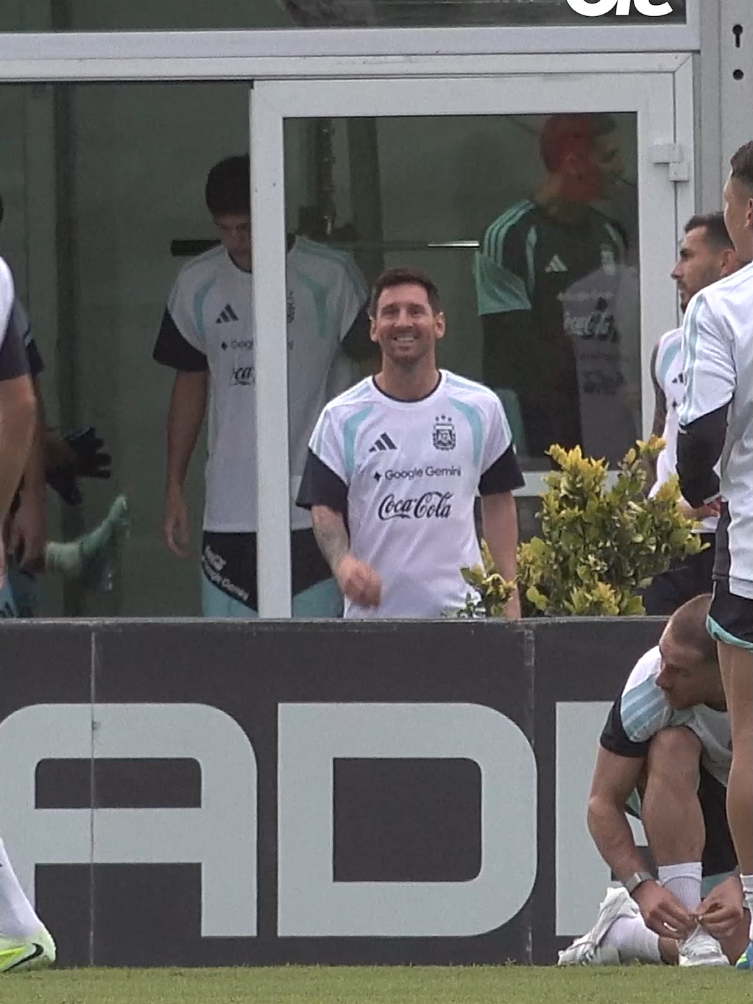 LA SONRISA DE LEO 😍 Así arrancaban la práctica Messi, Paredes y De Paul en la previa al partido con Mauritania. 📽️ LucasBendayan