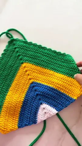 Entre no clima da Copa e venha criar comigo esse lindo cropped de crochê inspirado no Brasil 🇧🇷💚💛 Nesse tutorial, vou te mostrar o passo a passo de um cropped super estiloso, confortável e perfeito pra torcer com muito charme! Usando as cores da nossa bandeira, essa peça fica simplesmente incrível e combina com vários looks — desde um shortinho jeans até uma saia mais arrumada. Ideal tanto pra quem já faz crochê quanto pra quem quer se aventurar e aprender algo novo ✨ Além de lindo, é uma peça feita à mão, cheia de carinho e personalidade! Vem comigo aprender e arrasar nessa Copa 💚💛🧶 #crochebrasil #crochemoda #crochetbrasil #feitoamao #croppedcroche