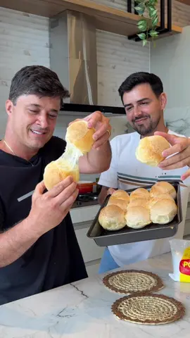 Pão de Coalhada ➡️ @igorbmota e @ducavalcantte E pra esses pães ficarem grandes e bonitos assim o polvilho tem que ser de boa qualidade, por isso aqui eu só uso @produtositapuranga que está a 64 anos no mercado com respeito e compromisso com a qualidade, esse eu uso e confio! Ingredientes: Adote um copo como medida, pode ser qualquer um. Esse que usei mede 250ml: - 02 copos de polvilho (usei o doce mas pode fazer com o azedo tbm viu) - 1/2 copo de água  - 1/4 do copo de óleo (dois dedinhos) - 01 colher de sopa rasa de sal - 1/3 copo de coalhada  - (aqui é o seguinte NÃO DÁ PRA FAZER COALHADA COM LEITE LONGA VIDA, DE CAIXINHA, SÓ SERVE COM LEITE NATURAL)  - Para coalhar é só deixar o leite natural (sem ferver) em um recipiente com tampa fora da geladeira! Depois de 24h já pode consumir! - Usei 02 ovos Para assar é em forno pré aquecido a 200 graus, por aproximadamente uns 50 minutos! Já compartilha essa receita com todos os seus amigos ➡️😉 #pãodecoalhada
