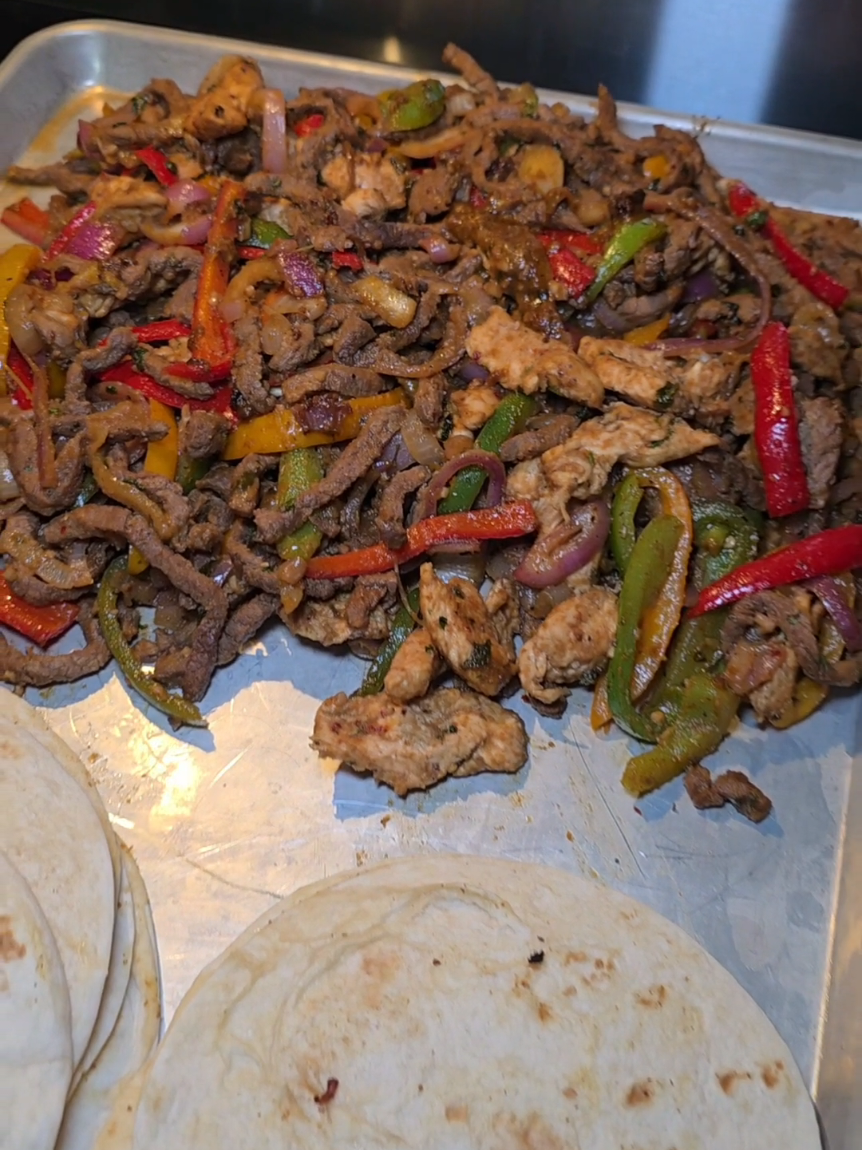 Steak & Chicken Fajitas on the blackstone! 👀  #EasyDinner #Blackstone #HealthyFood #DinnerIdeas #Fajitas 