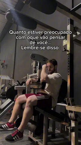 “Quando você se mede pelo olhar dos outros, deixa de existir por si — e, no fim, perde até o direito de ser quem é.” . . #charleschaplin #treino #mente #fyp 