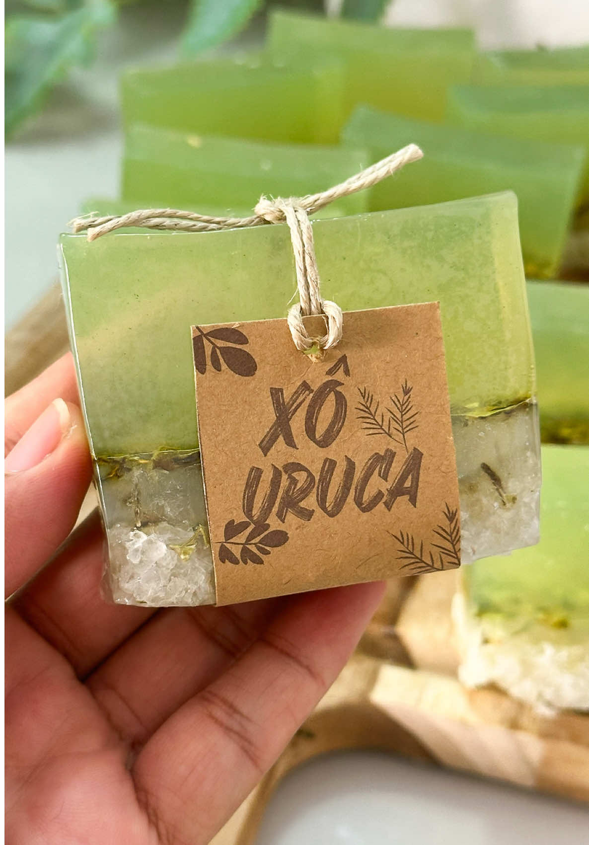Esse é um queridinho🧼✨ Sabonete energético Xô Uruca, com arruda, alecrim e extrato de alor vera🌿 Um sabonete perfeito para aquele banho de descarrego 🧼✨🌿 #saboaria #saboneteartesanal #saboneteenergético #descarrego #DIY