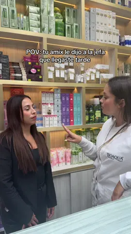 Expertas en skincare... pero no tan buenas cubriendo a la otra. 🤡✨ En Bioaqua Venezuela no solo nos tomamos en serio elegir el kit ideal para tu piel…. También nos tomamos muy en serio las risas😂🫢 ¿Has pasado por algo así? Cuéntanos abajo👇 #bioaqua #bioaquavenezuela #skincare #skincarevenezuela #videofun 