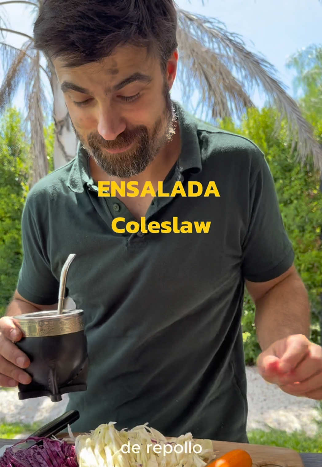 Coleslow mi versión 🥗🔥 Ingredientes: • Repollo blanco finito • Repollo colorado • Zanahoria rallada • Cebolla morada en pluma( opcional )  • Mayonesa • Mostaza dijon • Miel • Vinagre de manzana • Jugo de limón • Sal & pimienta • Un toque de azúcar • ⁠un toque de crema o yogurt  El secreto: bien cremosa, bien equilibrada y con mucho crunch 😏 Después no digan que no les avisé… es un viaje 🤤