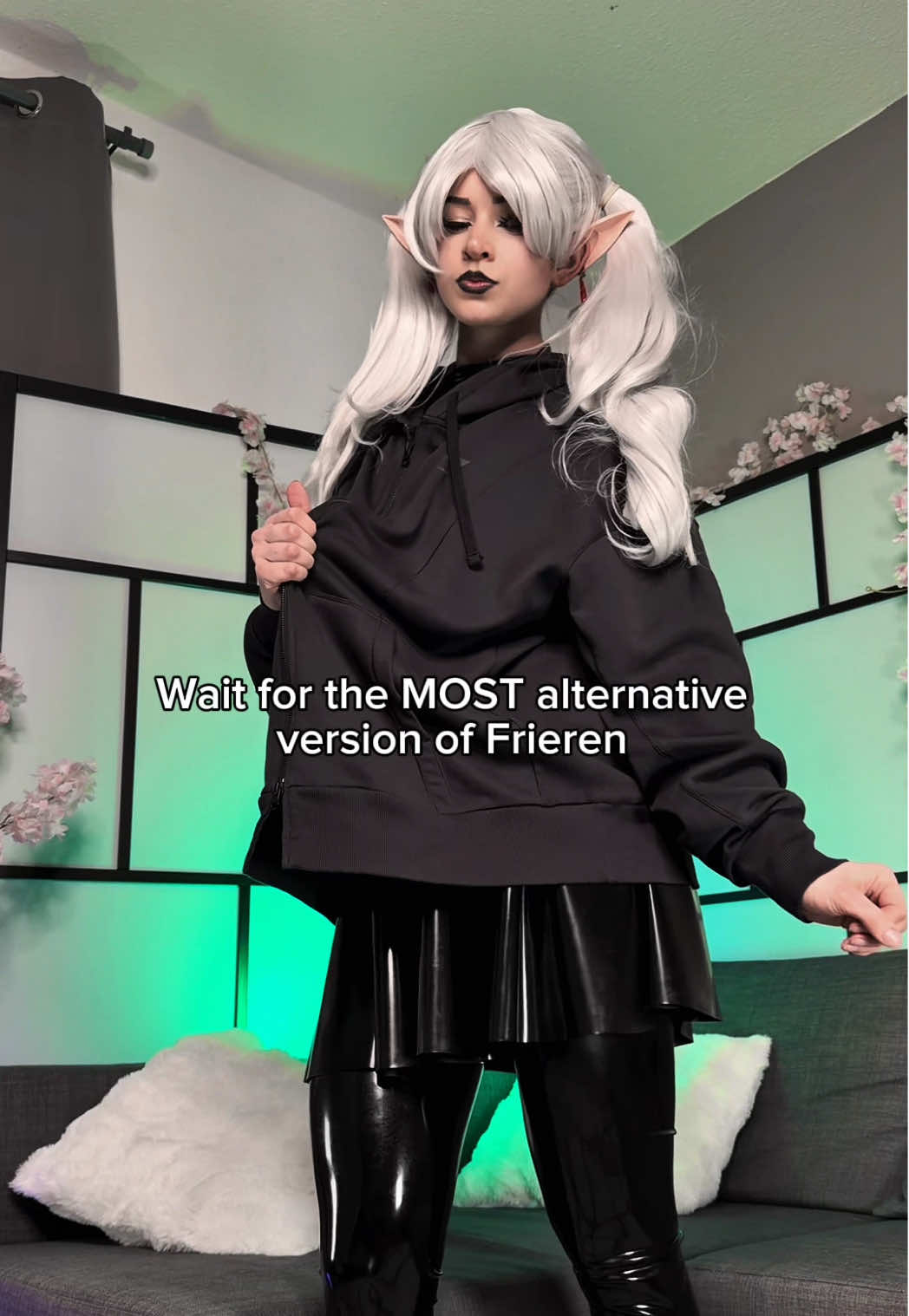 And shiny ✨ #frieren #frierencosplay #outfittransition #cosplayreveal 