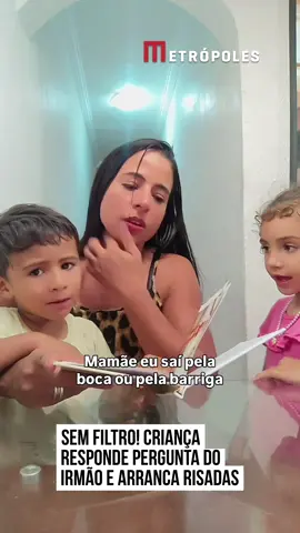 😂👧 Um momento em #família tomou um rumo inesperado quando uma mãe mostrava fotos da #gravidez para os filhos. Durante a conversa, o pequeno fez a clássica pergunta sobre como nasceu, e acabou surpreendido pela resposta. Antes que a mãe explicasse com mais cuidado, a #irmã entrou na conversa e respondeu de forma direta e sem filtro! Cadê os pais que já passaram por isso?😅 #TikTokNotícias  🤳  @deysemaede2 (ig) | @myhoodbr
