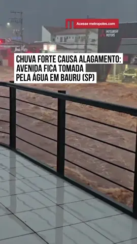 A Avenida das Nações Unidas, uma das principais vias de Bauru, em #SãoPaulo, ficou completamente alagada após as chuvas que atingiram a cidade na última quarta-feira (25/3). Moradores relatam que o ponto já é conhecido por registrar transtornos em períodos de #chuva. Em nota, a prefeitura informou que equipes atuam na limpeza das áreas afetadas e que a #DefesaCivil acompanha a situação, orientando a população a permanecer em locais seguros. #TikTokNotícias  🤳  @agnikittus (ig) | @myhoodbr