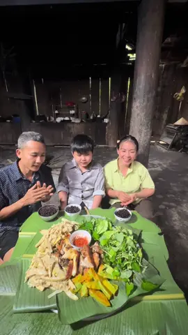 Gia đình em mời cả nhà ăn cơm ạ #amthuc #cuocsong #cuocsongvungcao #vungcaodongbac 