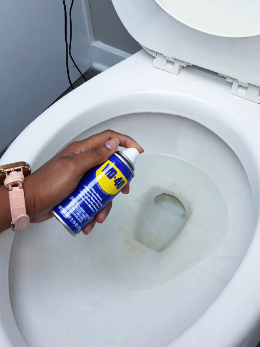 Apply WD to your toilet and you'll be shocked at what it can do in your home...#toilet #tips #lifehacks #homehacks #DIY 