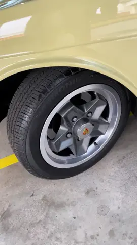 No silêncio da garagem, só quem entende sente… 🚗✨ Clássico parado, mas chamando atenção como se estivesse acelerando. #carroantigo #rebaixado #automotivo #vintagebr #garagem