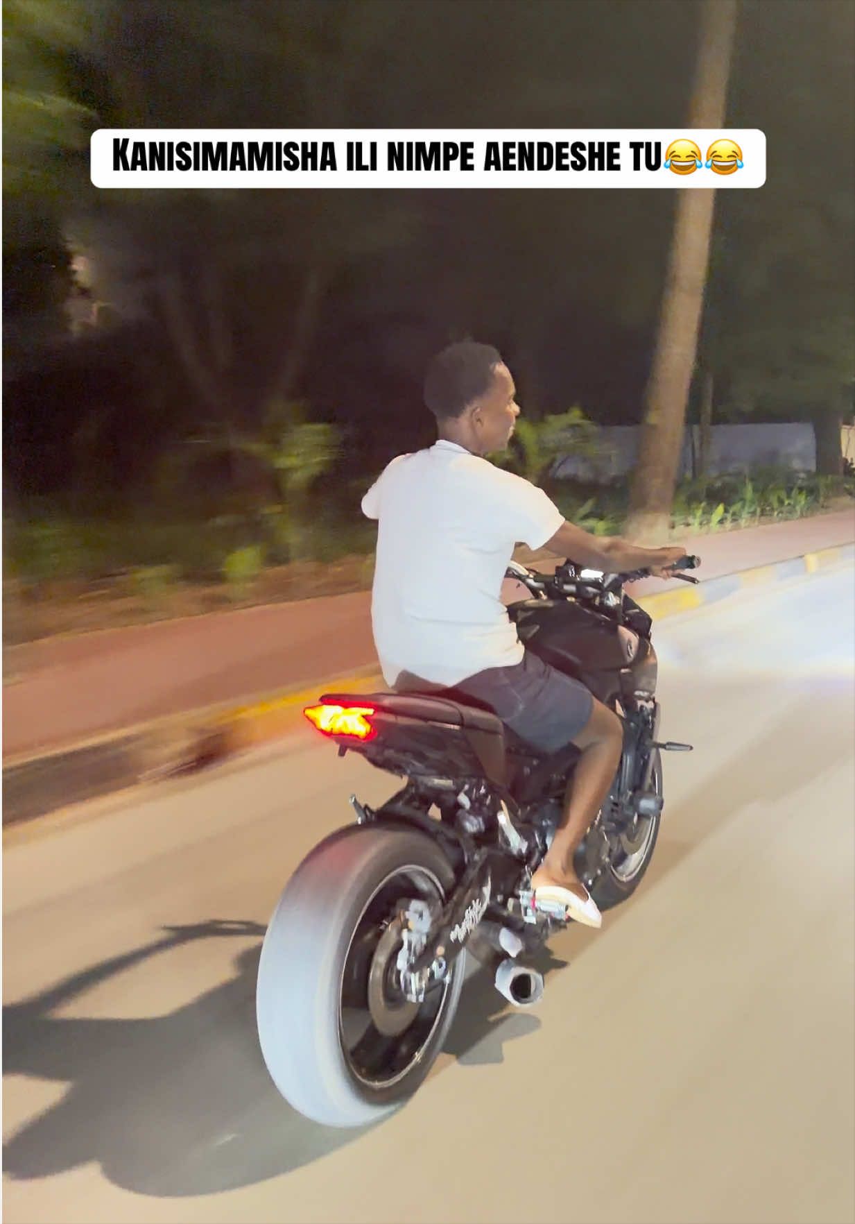 Fan wangu kanisimamisha ili nimpe aendeshe tu 😂😂 #mt09#fyp#viral#explore 