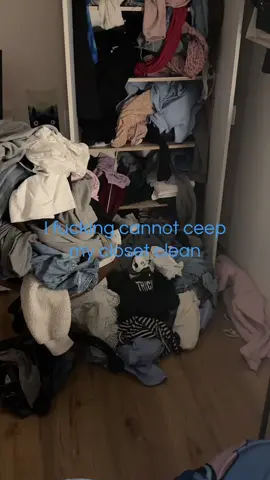 If I clean it it’ll last for a week😓#messy #messycloset #closet #clothes #bedroom 