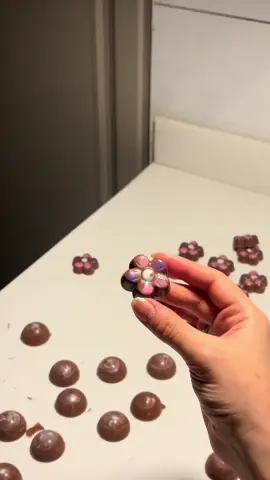 🌟 CHOCOLATE 🌟 طريقة التمبرنق :   كيلو تشوكلت بالحليب  نحطها في حمام مائي حار ونقلب باستمرار حتى توصل حرارتها ل 44-45  نشيلها من الموية الحارة ونحطها في وعاء فيه موية باردة ونقلب باستمرار لين تنزل الحرارة ل 26-27  نرجعها للموية الحارة دقيقه او دقيقتين لين ترتفع درجتها ل 29-30 هنا تصير جاهزه  قوالب الاكريلك امسحها بزبدة الكاكاو مع الوان مختلفه وممكن الاستغناء عن التلوين فقط زبدة كاكاو  صبيتها بقوالب الاكريلك وقلبتها ونزلت كل التشوكلت الزايد ودخلتها الثلاجة لما بردت تقريبا نصف ساعه ، طلعتها وحشيتها بحشوات مختلفه : صوص بيكان جاهز , صوص فستق جاهز مع فستق مجروش، لوتس، فول سوداني  ورجعت ادخلها الثلاجة لما تماسكت الحشوة  طلعتها وغطيتها بالتشوكلت بالكامل ورتبتها ورحعتها للثلاجة  ساعه بالضبط وقلبت القوالب حتى تطلع معاي بسهولة   قلبتهم وحطيتهم في حافظه محكمة الاغلاق وخليتهم بالثلاجة لين وقت التقديم. …. التشوكلت والحشوات من ملتقى الخبازين #vairal #fpy #اكسبلور #حلاوة_اللقاء #اكسبلورexplore 