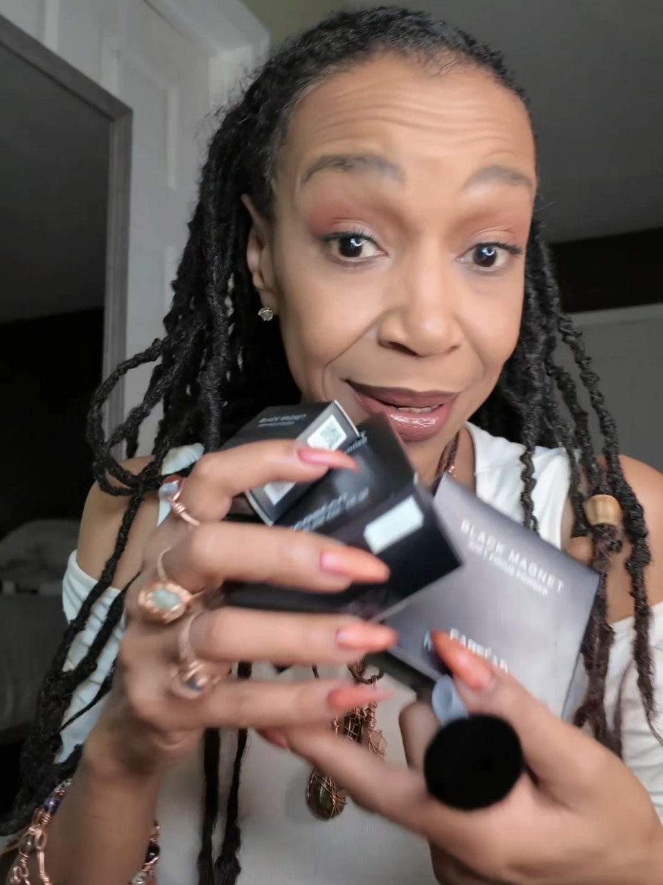Your mama has oily skin. This is the gift she needs and wants. This setting powder duo with free gifts make an excellent gift for sky make-up lover.@carslan_us  #carslan #settingpowder #pressedpowder #oilyskinmakeup #tiktokshopspringglowup 