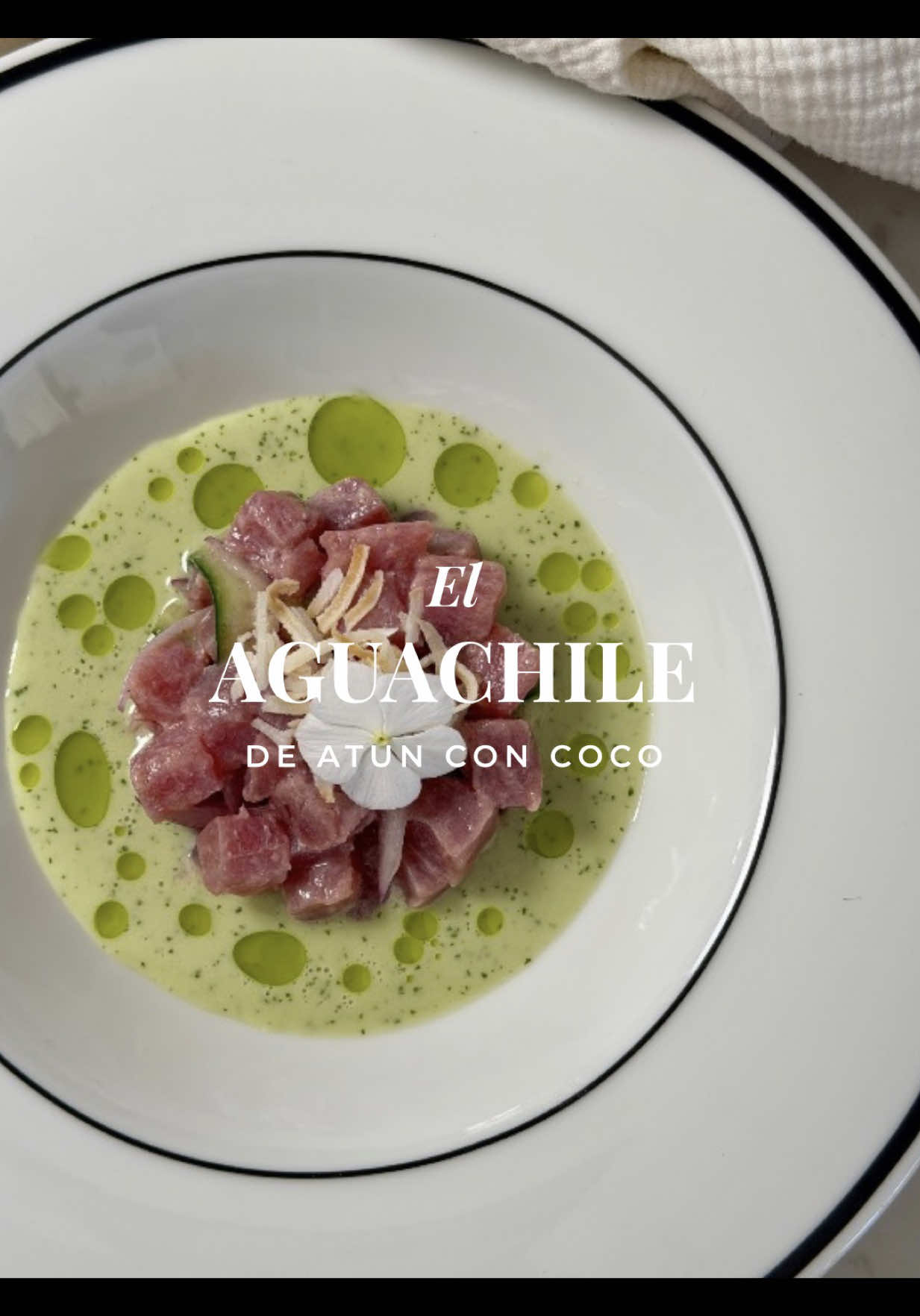 Nos enseñaron que el aguachile tiene que ser puro limón y picante. Pero también puede ser fresco, cremoso y equilibrado. Este lo hice inspirado en sabores que probe en Tailandia, con algunos elementos más tradicionales.  ¿Team clásico o team evolución? . . #casanovacooks #chefanacasanova #aguachile #ceviche #cocinafusion 
