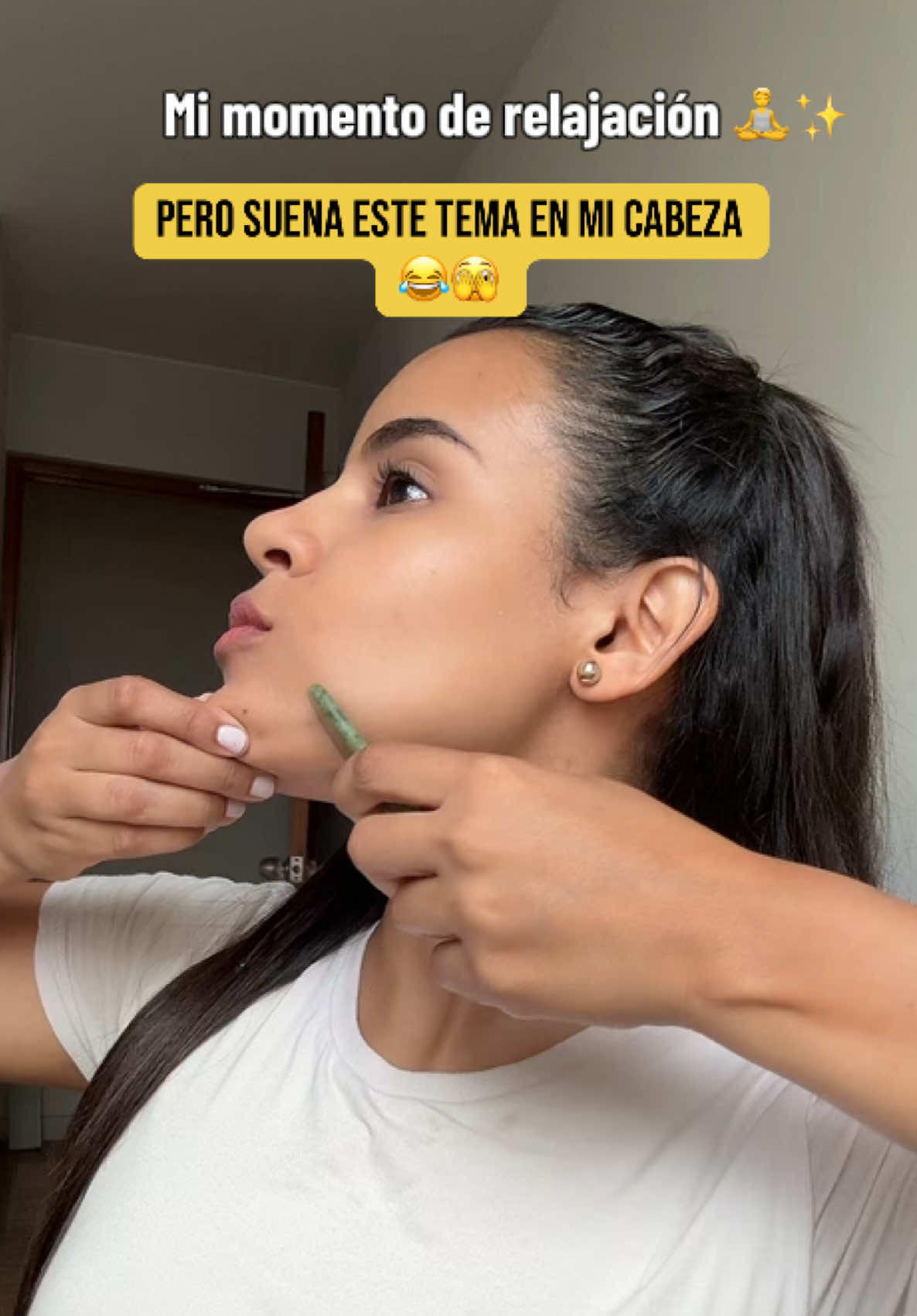 Momento de relajación con mis masajes faciales #masajesfaciales #cuidadodelapiel #definicionfacial #guashafacial  #piedradejade 