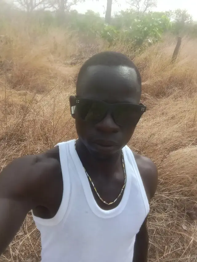 📸 Just snapped a quick selfie in my white tank top and shades, enjoying the day! 🚗 Got my black Mercedes parked here, looking sharp among the other cars. What do you think? #burkinatiktok🇧🇫🇧🇫🇧🇫❤️ #malitiktok🇲🇱
