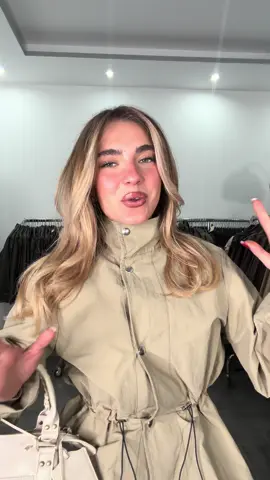 Giacca Vento vi ha fatto impazzire in trendy sul nostro tik tok shop disponibile in 3 varianti colore! Nel carrello arancione qui taglia unica veste da una XS ad una L🫣🤎✨👇🏼 #perte #jacket #tiktokshop 