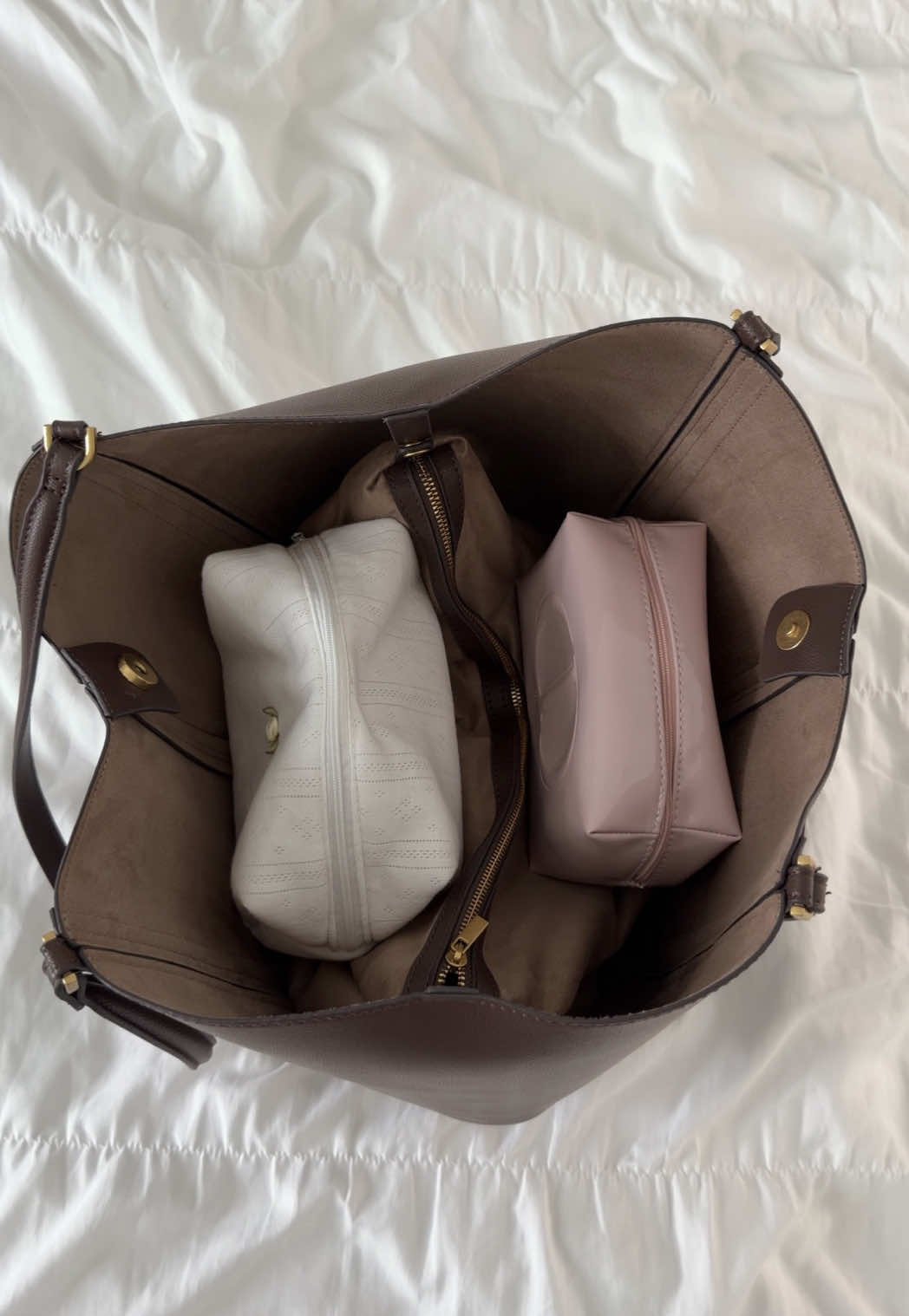 Whats in my bag asmr edition 🫶🏻 @Victoria's Secret @Diorbeauty @Miu Miu @touchland @YSL Beauty @L’Oréal Paris @Fenty Beauty @IUNIK  #whatsinmybag #whatsinmypurse #packing #asmr #pinkaesthetic 