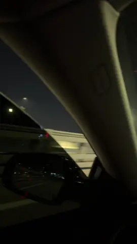 Audi A5 quattro — это не просто машина. Это ощущение, когда ты садишься за руль и понимаешь: сейчас начинается настоящее удовольствие от дороги. Полный привод quattro — это отдельный уровень уверенности. Неважно дождь, снег или ночь на трассе — машина держится за дорогу так, будто она часть тебя. Ты не просто едешь, ты контролируешь каждое движение. Это чувство сложно объяснить тем, кто никогда не ездил на полном приводе. 2.0 TFSI — идеальный баланс между динамикой и комфортом. Машина едет бодро, уверенно ускоряется, красиво звучит и при этом остаётся комфортной на каждый день. Это тот случай, когда можно спокойно ехать по городу днём, а вечером выехать на пустую дорогу и почувствовать настоящий драйв. Audi A5 — это ещё и про внешний вид. Чёткие линии кузова, низкий силуэт, строгая оптика — она выглядит дорого даже спустя годы. Это машина, на которую оборачиваются. Машина, которая подчёркивает характер владельца. quattro — это уверенность зимой A5 — это стиль летом Audi — это состояние души круглый год Есть машины, которые просто возят. А есть машины, которые дают эмоции. Audi A5 quattro — именно такая