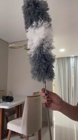 Gente, olha esse achadinho 😍 Tava precisando MUITO disso aqui pra limpar os lugares altos da casa! Esse espanador é enorme (2,80m 😱) e facilita demais a vida, sem precisar subir em cadeira nem nada 👏 Já quero usar em tudo aqui! E o preço… nem se fala 🤭💸 Vale muito a pena! #achadinhosdatiktok #tiktokshopbrasil #limpezafacil #donadecasa #dicas 
