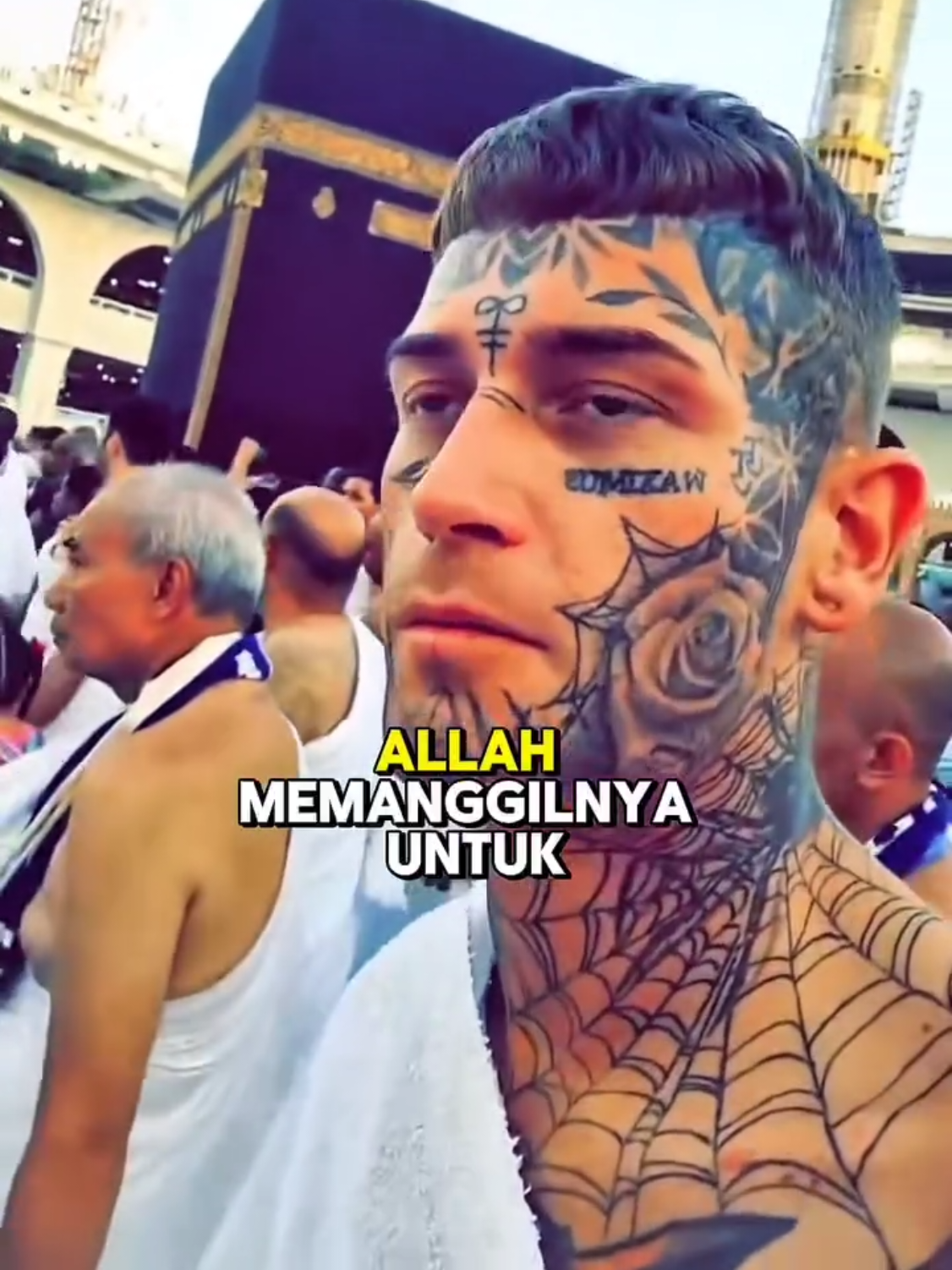 Orang bertato boleh dan sah melaksanakan ibadah haji atau umrah, meskipun tato dianggap haram dalam Islam. Tato permanen umumnya berada di lapisan kulit, bukan di atas kulit, sehingga tidak menghalangi air wudhu, menjadikan shalat dan ibadah haji tetap sah. Penting untuk bertobat dan tidak menambah tato lagi. 