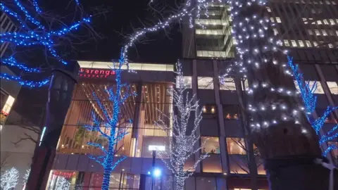 #JR札幌駅　に到着する　際の車内アナウンスを彷彿とさせるフレーズですね。 この言葉を聞くと、長旅を終えて北海道の中心地に降り立つ高揚感を感じる方も多いのではないでしょうか。札幌観光や移動の際に役立つ情報をいくつかご紹介します。 🚉 札幌駅からの主なアクセス 新千歳空港へ: JR北海道の「快速エアポート」で最速約37分です。 市街地中心部へ: 地下鉄南北線・東豊線、または札幌駅前通地下歩行空間（チ・カ・ホ）を利用すれば、すすきの・#大通方面へ天候を気にせず歩いて移動できます 。  🍴 駅周辺のおすすめグルメ 札幌ラーメン: 札幌エスタ跡地近くなど、駅周辺には札幌ら～めん共和国（※現在は移転・再編中）に代表される名店が多数あります。 スープカレー: 札幌発祥の味。駅直結のビル内にも人気店が入っています。 回転寿司: 根室花まるなど、北海道ならではの鮮度を誇る人気店が駅チカにあります。  ⛩️ 定番・人気のスポット 北海道神宮: 札幌を代表するパワースポットとして知られています。 札幌市時計台: 日本三大がっかり名所と言われることもありますが、札幌の歴史を感じる象徴的な建物です。 円山公園: 市民の憩いの場で、隣接する円山動物園も人気です。  HOKKAIDO BALLPARK F VILLAGE #HOKKAIDO BALLPARK F VILLAGE  +4 #次はどこへ向かわれるご予定ですか？特定のジャンルの飲食店や 、最新のイベント情報などが必要であればお知らせください。
