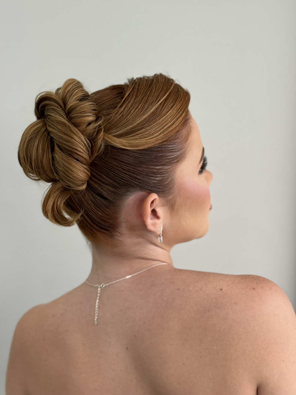 Eu amo a elegância do coque 🤌🏼 #penteados #coque #casamento #madrinhasdecasamento #formanda 