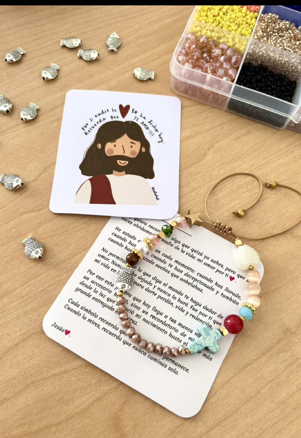 La historia de amor más grande 🤍 Cada detalle representa la vida de Jesús ✝️ es un recordatorio diario de su amor, su sacrificio y su promesa ❤️‍🩹 Disponible desde hoy 🛒✨  IG: celestial.oficial #jesuslovesyou #lavidadejesus #jesus 