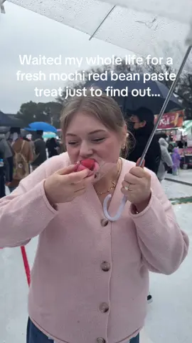 Vloggers made these treats seem like heaven.. I can confirm they DO NOT. This market was LIT tho in Ueno park right next to the history museum #mochi #redbean #japanesefood #travelwithme #japan 