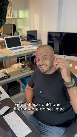 Sabia que dá pra usar seu iPhone direto pelo Mac? Sem pegar no celular 👇 Abra o app Espelhamento do iPhone e pronto — a tela do iPhone aparece no Mac. Você pode: • Abrir apps • Responder mensagens • Navegar normalmente Tudo direto pelo computador. 🍎 Isso é ecossistema Apple funcionando de verdade. 💻 Mais praticidade no dia a dia. #MacTips #DicasMac #MacBook #AppleTips #ConheçaSeuMac